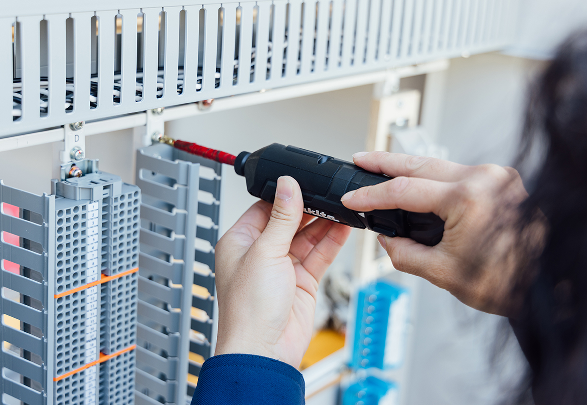 《通信グループ》<br />
僅かな誤作動も許されない世界で「通信」を守る