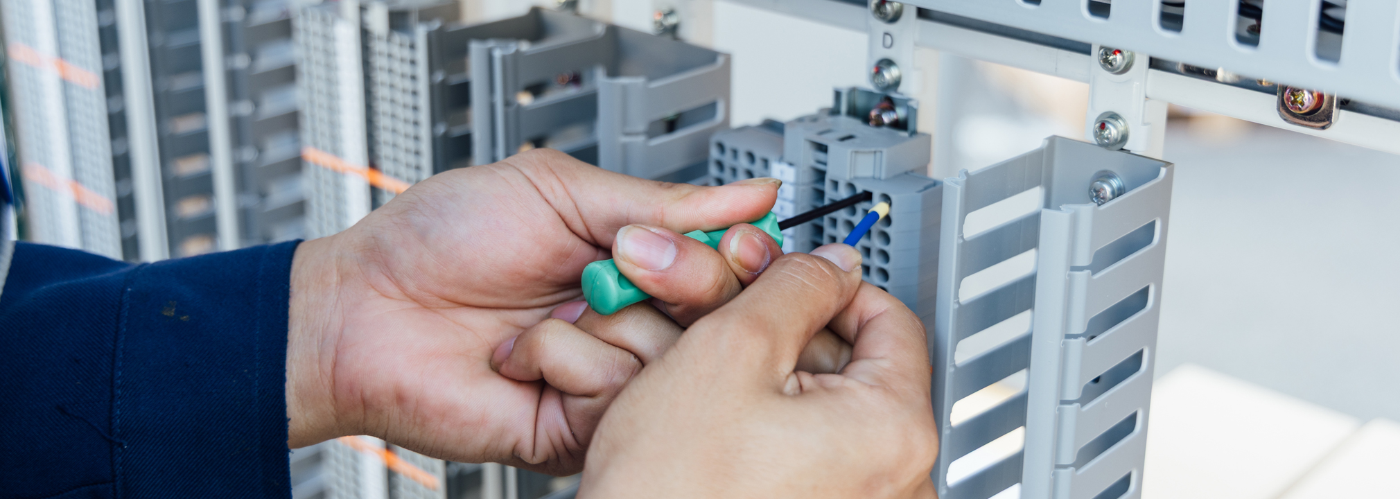 鉄道電気設備に携わるプロとして、当たり前の日常を守り続ける。