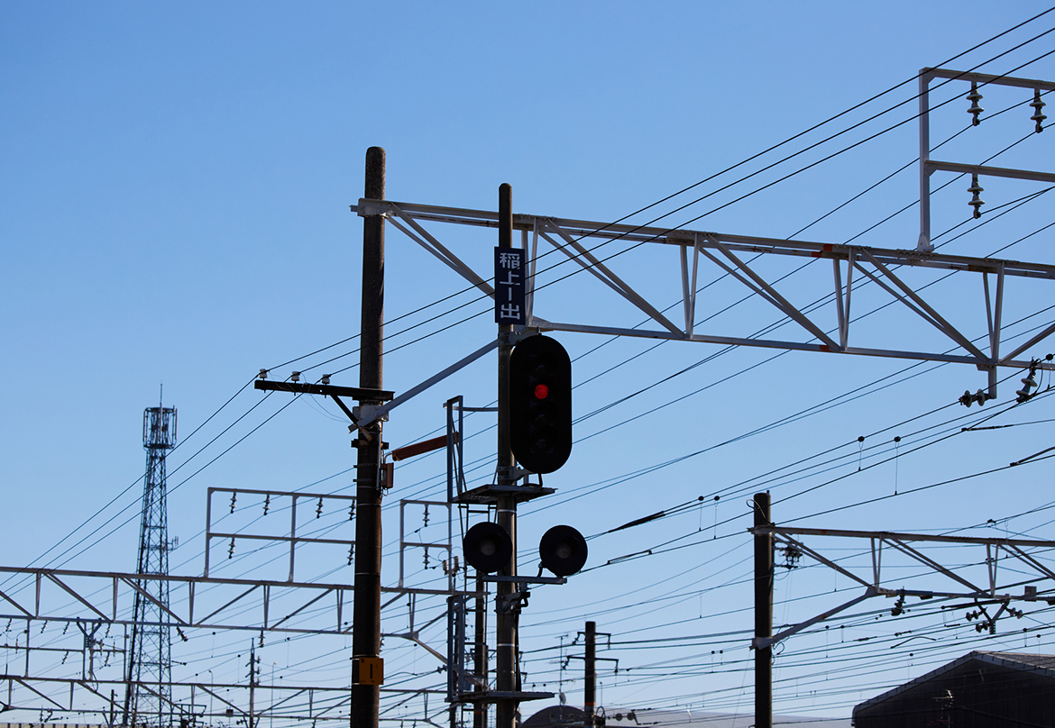 《電車電灯グループ》<br />
電車を走らせる“架線”を支え、“灯り”を届ける